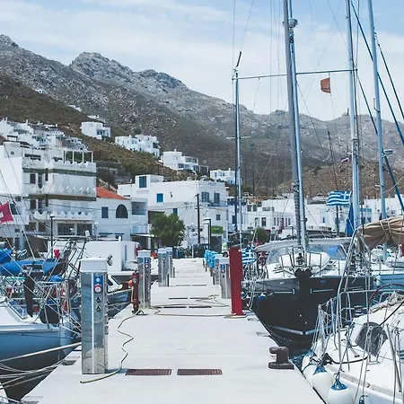 Chill & Co. Serifos